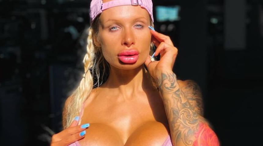 Yetişkin film yıldızı Sophie Anderson’ın duşta göğüs silikonları patladı! Sevgilisinin sürprizi herkesi şaşırttı