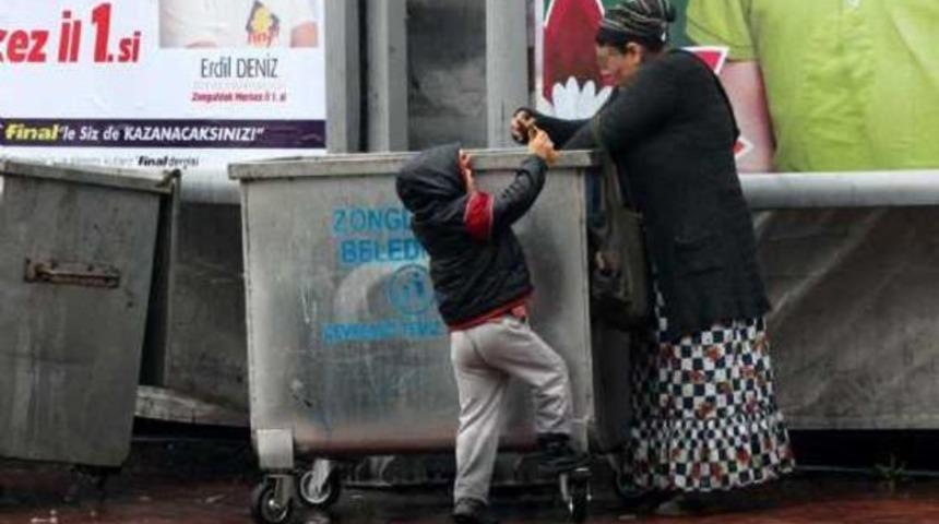&Ccedil;&ouml;pte bulduğu muzu &ccedil;ocuğuna yedirdi