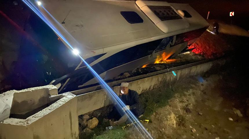 Feci kaza! Adana'da yolcu otobüsü şarampole devrildi... Çok sayıda yaralı var