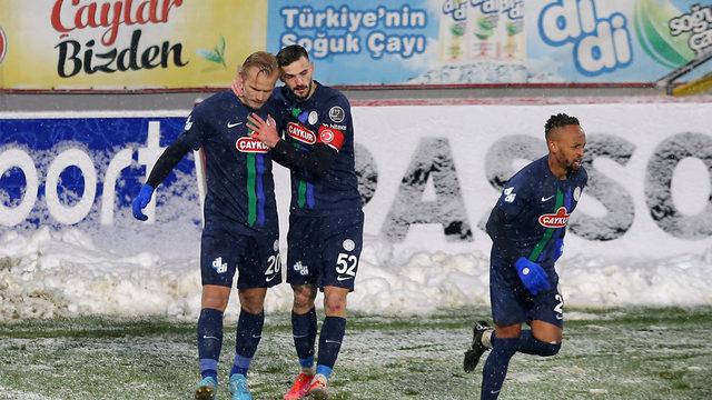 Trabzonspor'u deviren Joel Pohjanpalo, Rizespor tarihine geçti! 3 penaltı 3 gol...