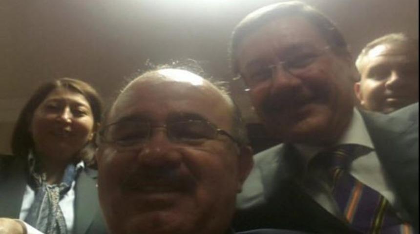Melih G&ouml;k&ccedil;ek Twitter a&ccedil;ıldı selfie &ccedil;ektirdi