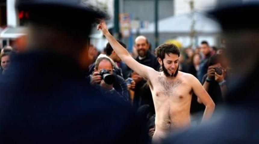 Çırılçıplak 'öğrenci ayaklanması'