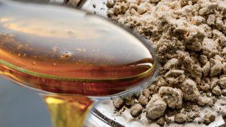 Kemik ağrılarını bıçak gibi keser! Hemen balla karıştırıp bir kaşık yiyin