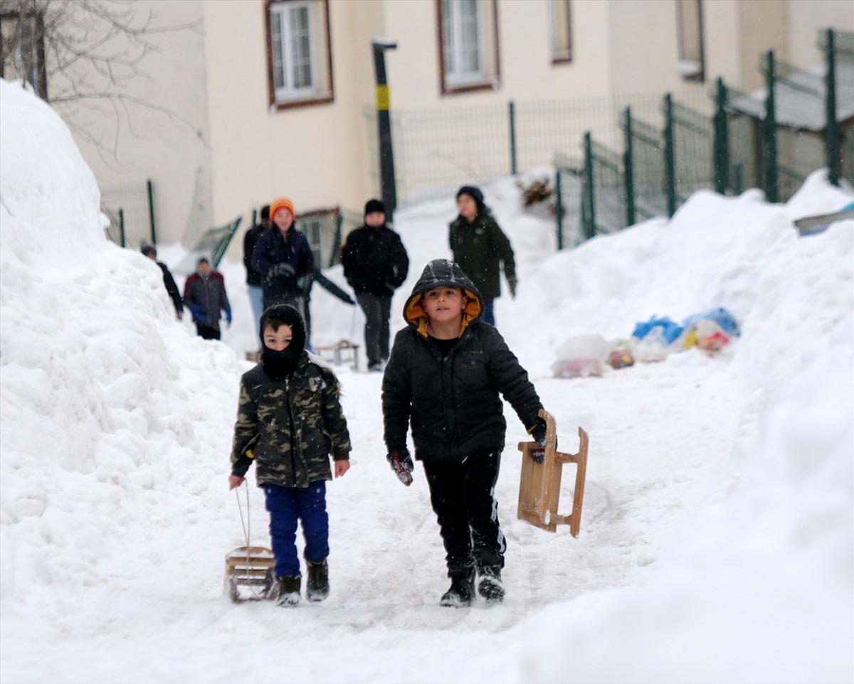 Martta yağan kar babalar ve &ccedil;ocukları i&ccedil;in eğlenceye d&ouml;n&uuml;şt&uuml;
