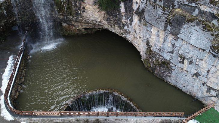 Çal Mağarası üzerindeki kale, içindeki çağlayan ve gölle turizme katkı sunuyor G2