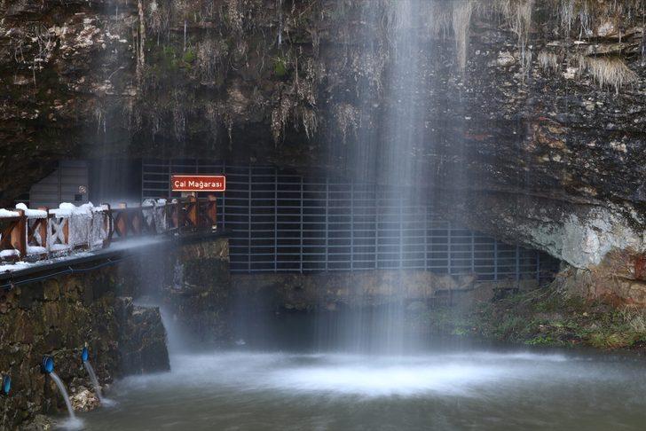 Çal Mağarası üzerindeki kale, içindeki çağlayan ve gölle turizme katkı sunuyor G4