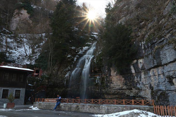 Çal Mağarası üzerindeki kale, içindeki çağlayan ve gölle turizme katkı sunuyor G5