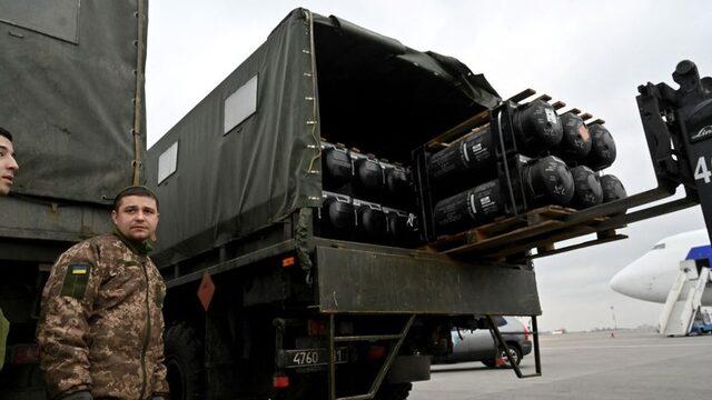 Ukraynalı askerler ABD'nin gönderdiği Javelin sistemlerini teslim alırken