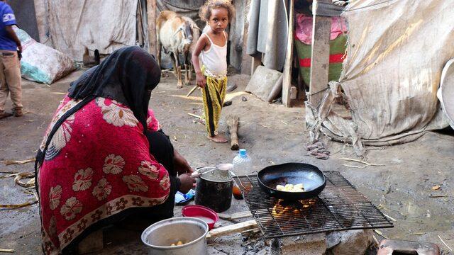 Yemen'de 4 milyondan fazla insan iç savaş nedeniyle evlerini terk etmek zorunda kaldı. Bazıları derme çatma çadırlarda çoluk çocuk yaşamını sürdürmeye çalışıyor