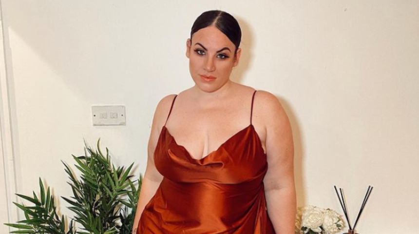 Büyük beden model, kendisini eleştirenlere meydan okudu! Bikinili pozlarıyla cevap verdi