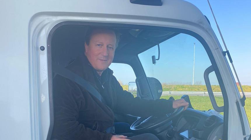 David Cameron şoför koltuğuna oturdu, Ukrayna'ya yardım için yola çıktı