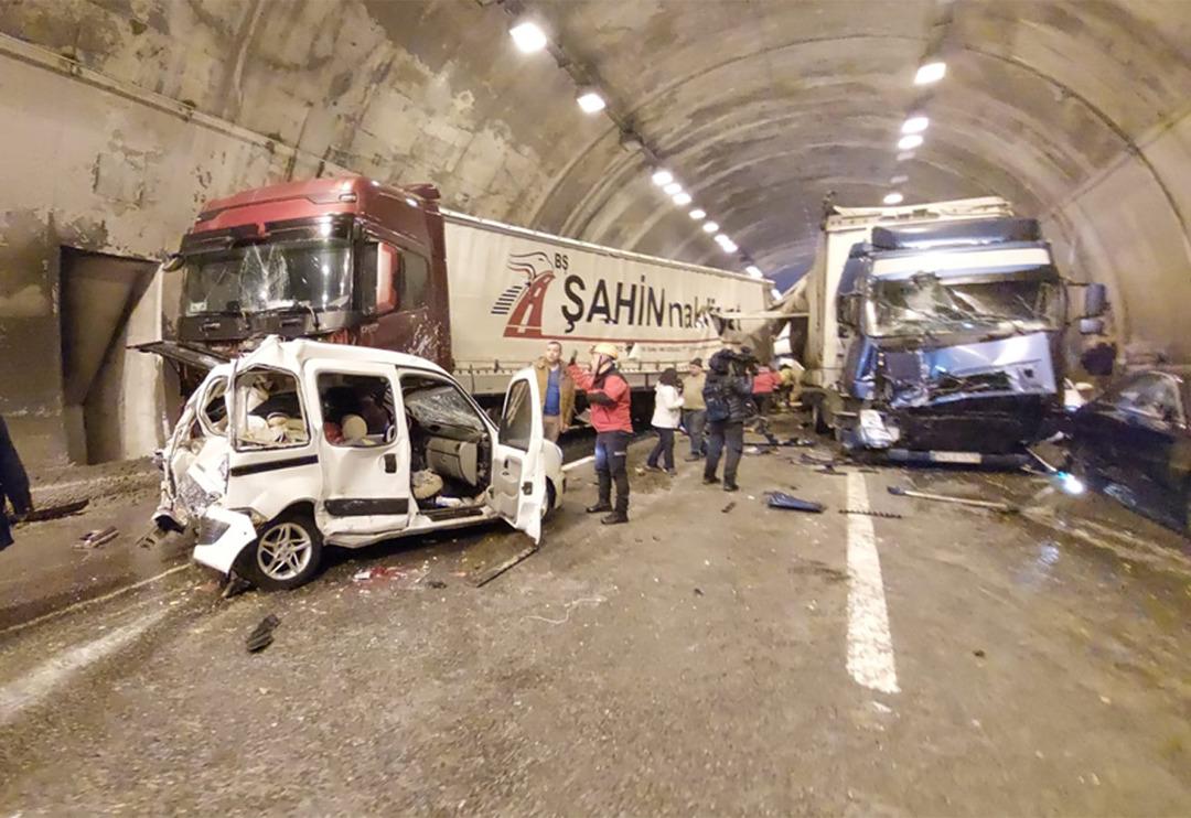 Son dakika... Bolu Dağı T&uuml;neli'nde zincirleme trafik kazası! Yol 20.00'ye kadar kapalı kaldı