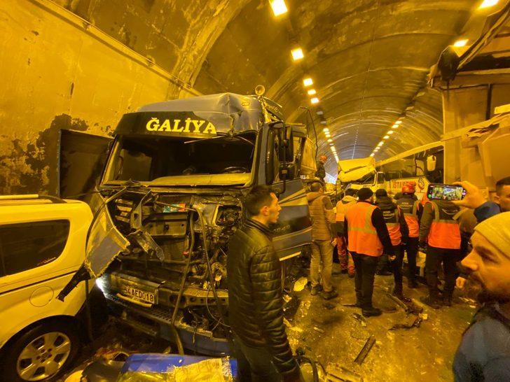 Son dakika... Bolu Dağı Tüneli'nde zincirleme trafik kazası! Yol 20.00'ye kadar kapalı kaldı G5