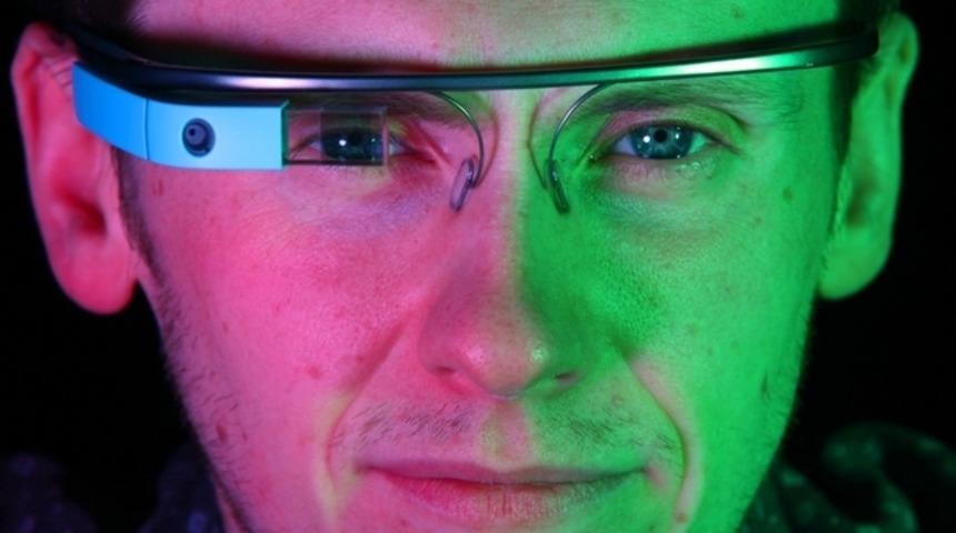 Uyurken &ccedil;alışıyormuşuz gibi g&ouml;steren g&ouml;zl&uuml;k