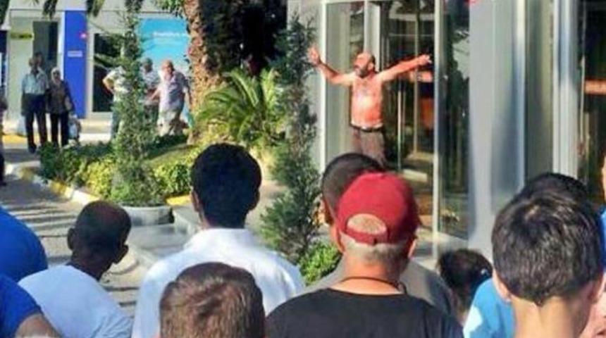 Belediye önünde kendisini doğradı