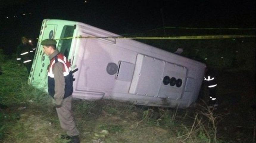 Öğrencileri taşıyan midibüs devrildi