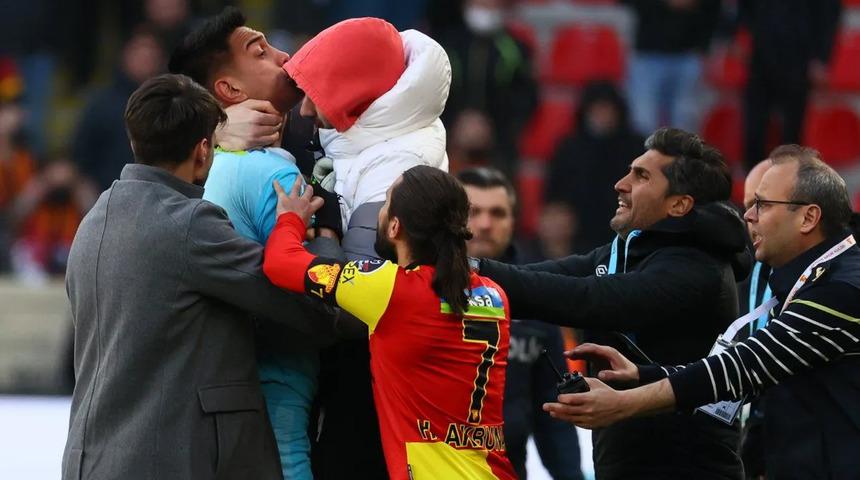 İzmir'de gergin anlar! İrfan Can Eğribayat çıldırdı...