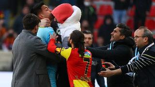 İzmir'de gergin anlar! İrfan Can Eğribayat çıldırdı...