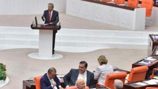 Kamer Genç'i sırtlarını dönerek protesto ettiler