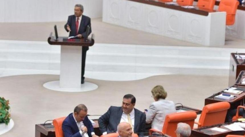 Kamer Genç'i sırtlarını dönerek protesto ettiler