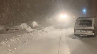 Kars’ta onlarca araç mahsur kaldı! Donmaktan son  anda kurtarıldılar