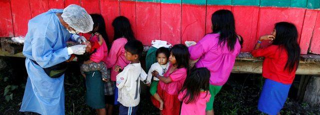 Peru'da çocuklar aşı kuyruğunda