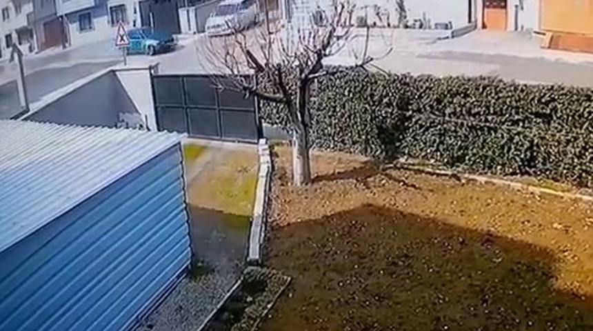 Kafa kafaya çarpıştılar! Kaza anı kamerada...