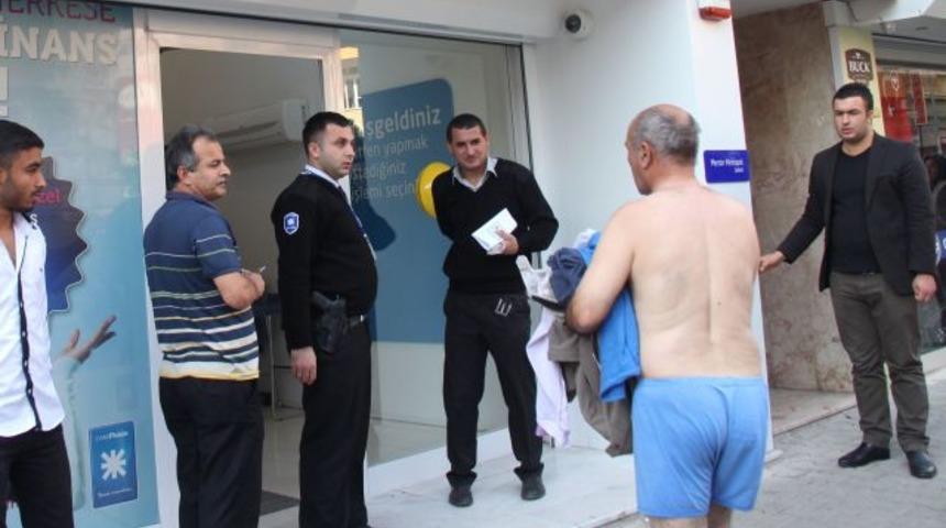 Mersin'de banka &ouml;n&uuml;nde &ccedil;ıplak eylem