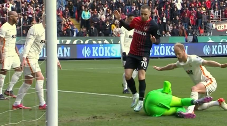 Son dakika: Gaziantep FK-Galatasaray maçında ilginç an! Top ağlara giderken...