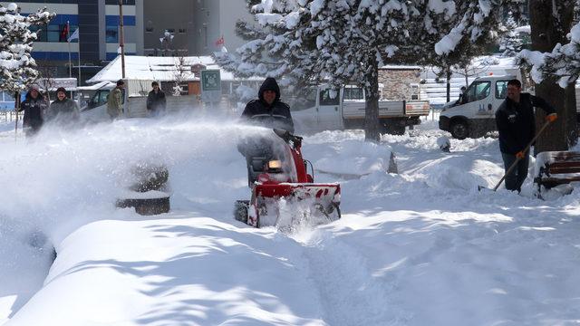 Kars Valisi Türker Öksüz'den uyarı: Zorunlu olmadıkça evden çıkmayın