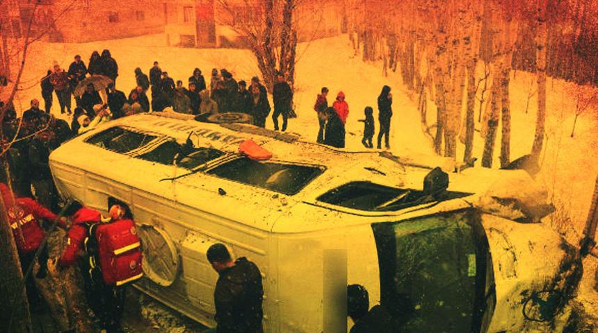 Feci kaza! Yolcu minibüsü devrildi... Çok sayıda yaralı var