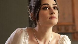 Kanunsuz Topraklar'ın Gülfem'i Esra Bilgiç iç çamaşırı reklamında oynadı! Görenler cekete takıldı