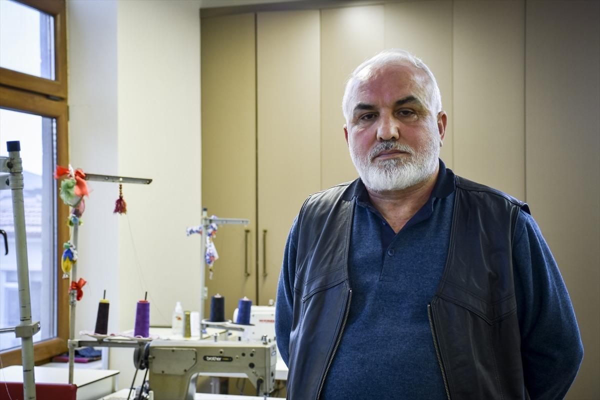 "Aydın Baba" yıllardır Dar&uuml;laceze sakinlerinin elbiselerini onarıyor