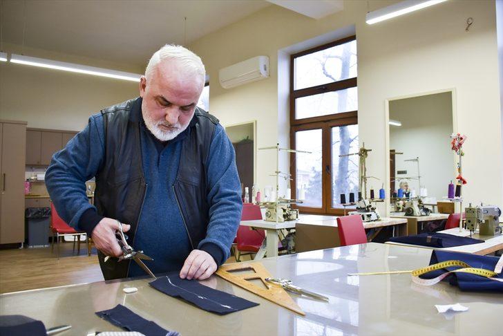 "Aydın Baba" yıllardır Darülaceze sakinlerinin elbiselerini onarıyor G4