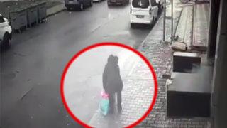 Küçük çocuğun düşürdüğü telefonu bakın ne yaptı! Bu kadarına da pes