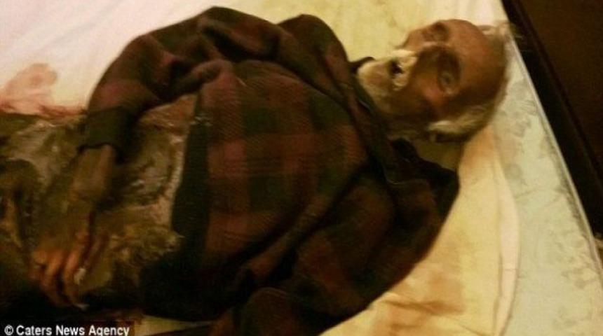 Ölen kocasının cesediyle uyudu