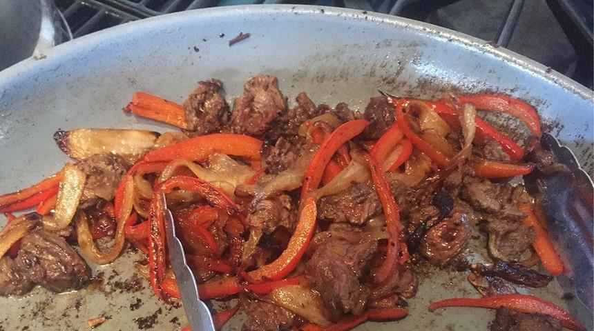 Trafik kazasında kaybettiği bacağından yemek yaptı! Kendi etini yiyen adam arkadaşlarına ziyafet çekti