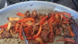 Trafik kazasında kaybettiği bacağından yemek yaptı! Kendi etini yiyen adam arkadaşlarına ziyafet çekti