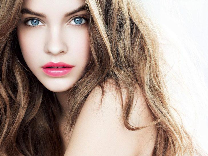 Barbara Palvin bir dergi için çıplak poz verdi