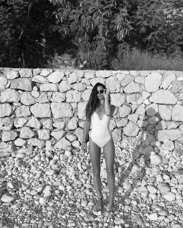 Cem Yılmaz'ın genç sevgilisi Rüya Demirbulut, bikinili pozlarıyla Instagram'ı salladı!