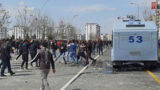 SON DAKİKA | Diyarbakır'da HDP'nin 'Nevruz' etkinliğinde ortalık karıştı! PKK lehine slogan atılınca polis müdahale etti