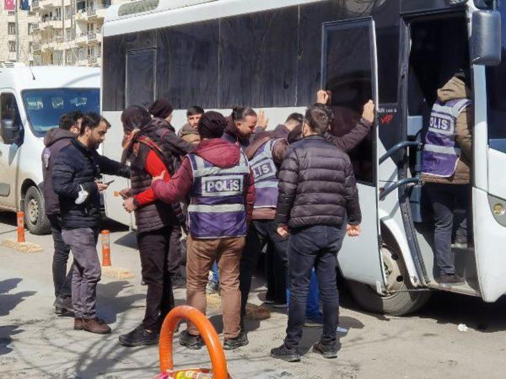 SON DAKİKA | Diyarbakır'da HDP'nin 'Nevruz' etkinliğinde ortalık karıştı! PKK lehine slogan atılınca polis müdahale etti G2