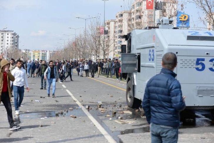 SON DAKİKA | Diyarbakır'da HDP'nin 'Nevruz' etkinliğinde ortalık karıştı! PKK lehine slogan atılınca polis müdahale etti G3