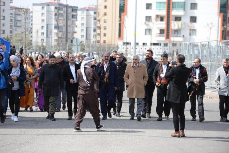 SON DAKİKA | Diyarbakır'da HDP'nin 'Nevruz' etkinliğinde ortalık karıştı! PKK lehine slogan atılınca polis müdahale etti G5