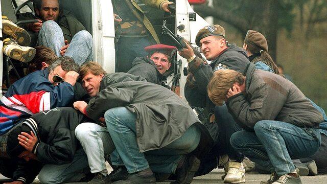 Bosna özel kuvvetleri ve siviller, Sırp keskin nişancı ateşi altında, Saraybosna, 6 Nisan 1992