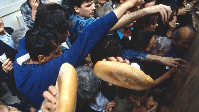 Saraybosna kuşatması sırasında ekmek dağıtımında payını almaya çalışan siviller, 1992