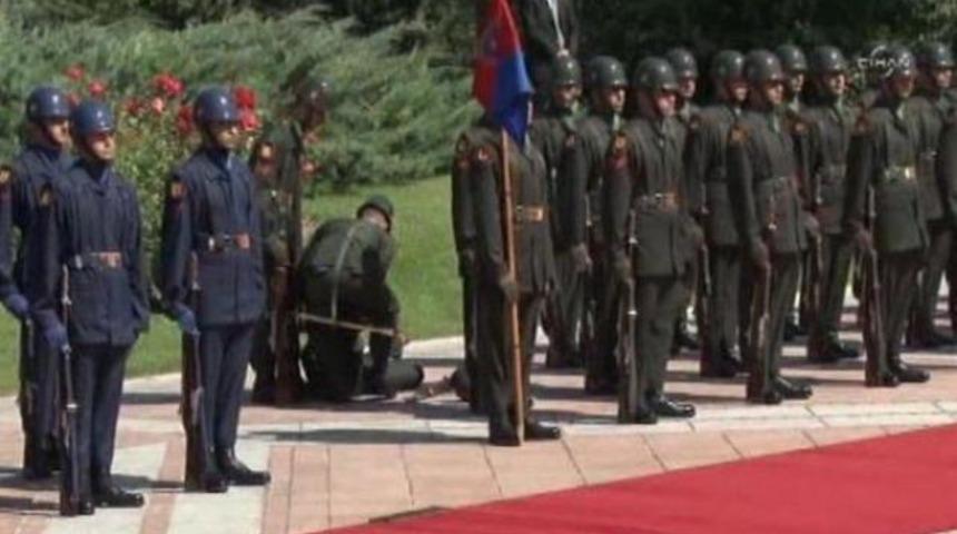 Gül'ün tören kıtasındaki iki asker fenalaştı