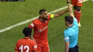 Son dakika: Skandalın eşiğinden dönüldü! Maçın hakemi yanlış kişiye kırmızı kart gösterince...