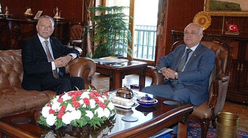 Ekmeleddin İhsanoğlu'ndan zafer işareti