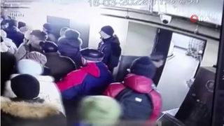 Harkov'da korkunç saldırı! Market sırası bekleyen sivilleri vurdular